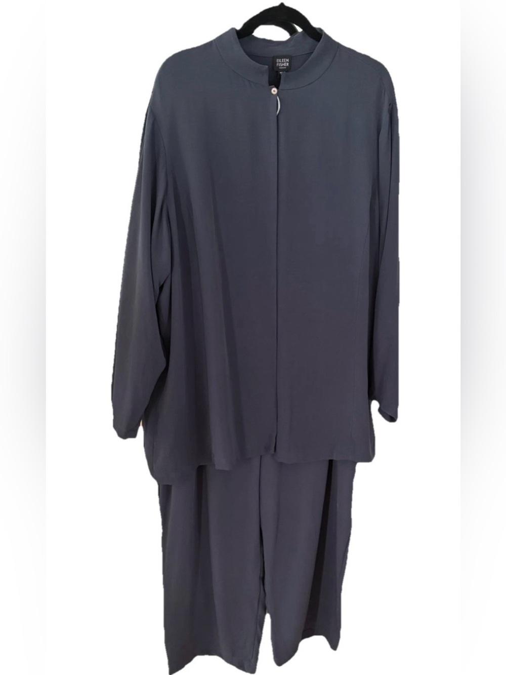 Eileen Fisher 2 Piece Set
100% Silk Jacket
Mandarin Collar/ Pants.
Size 2x